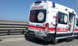 Otomobil ambulansla çarpıştı: 2'si sağlık personeli 3 yaralı