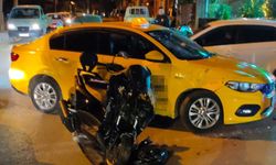 Ticari taksi ile motosiklet çarpıştı: 4 yaralı