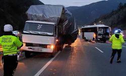 Tur midibüsü saman yüklü kamyonete çarptı