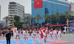 İzmir'de 19 Mayıs coşkusu gençlerin heyecanıyla tüm kenti sardı