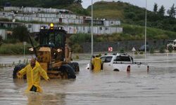 Aşırı yağış hayatı felç etti: Araçlar yolda mahsur kaldı