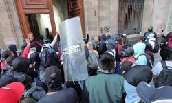 43 öğrenci protesto sırasında kaybolmuştu.. Göstericiler polisle çatıştı