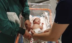 454 gram doğan Melek Mucize bebek, hayata dört elle sarıldı