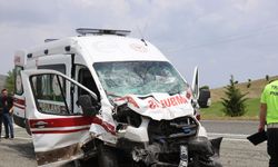 Ambulans ile hafif ticari araç çarpıştı 2’si polis 6 yaralı