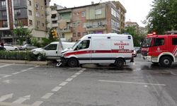 Ambulans ile hafif ticari araç çarpıştı: 4 yaralı
