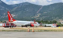 Antalya'da ön lastiği patlayan uçak park yerine çekildi