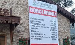 Bayındır'da da borç listesi belediye binasına asıldı...Sarı çocuk 407 milyon borç bırakmış