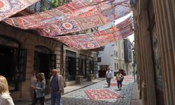 Bakü'de sokaklar dokuma halılarla süslendi