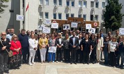 Karşıyaka'da CHP'liler çocuk istismarını protesto etti