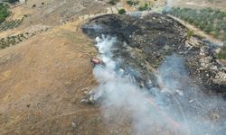 Çiftçinin yangınla amansız mücadelesi dron kamerasına yansıdı