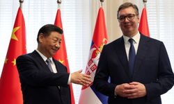 Çin lideri, savaş uçakları eşliğinde Sırbistan'a indi
