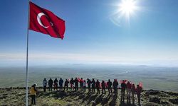 Dağcılar 19 Mayıs'ı 2 bin 254 rakımlı Yahni Dağı'nın zirvesinde kutladı