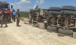 Devrilen kum yüklü kamyonun sürücüsü ağır yaralandı