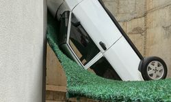 El freni çekilmeyen otomobil 5 metre yükseklikten beton zemine düştü