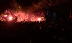 Fenerbahçeli taraftarlar Samandıra Tesisleri'nde takımı coşkuyla karşıladı