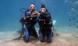 Fethiye'de deniz altında afişli evlilik teklifi