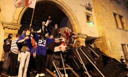 Gürcistan'da eylemciler parlamento binasını kuşattı