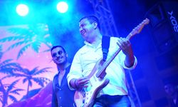 Tire Belediye Başkanı Hayati Okuroğlu sahnede gitar çaldı