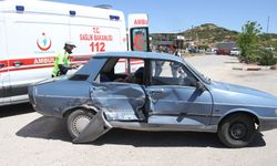 İki otomobilin çarpıştığı kazada 2’si çocuk 3 kişi yaralandı