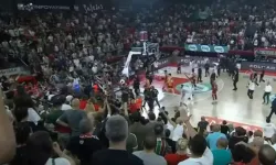 Pınar Karşıyaka - Galatasaray maçında saha karıştı