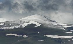 Kars'ta dağların zirvesi mayısta beyaza büründü