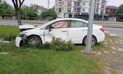 Kaza sonrası refüje çıkan otomobil ağaca çarptı: 2 yaralı