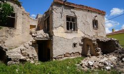 Kemerhisar’da evin temelinde tarihi eser niteliğinde mimari parçalar çıktı