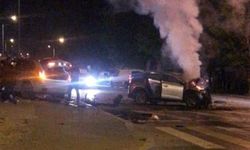Korkutan kaza: Kafa kafaya çarpışan SUV araç alev aldı