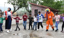 Köy çocuklarının Kızılay gönüllüleriyle eğlenceli anları