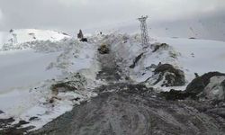 Mayıs ayında 10 metrelik karda yol açma çalışmaları
