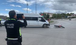 Minibüs motosiklete arkadan çarptı: 1 yaralı