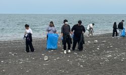 Öğrenciler sahilden poşet poşet çöp topladı