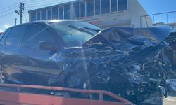 Otoyolda otomobil bariyerlere çarptı: 5 yaralı