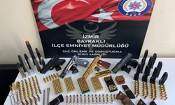İzmir Bayraklı'da polis baskını: Evden 422 fişek 4 tabanca çıktı