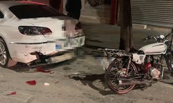 Park halindeki otomobile çarpan motosikletli genç ağır yaralandı