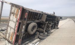 Plastik boru yüklü kamyon devrildi: 1 yaralı