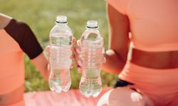 Plastik şişelerdeki su içiminin sağlık üzerindeki etkileri