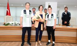Kınay, Orbit Karabağlarspor Kız Futbol Takımı’yla bir araya geldi