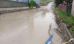 Şiddetli yağış caddeleri sular altında bıraktı