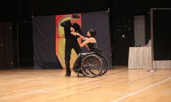 Tekerlekli sandalyeliler dansları ile büyülediler