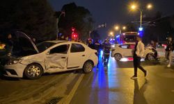 Trafik ışıklarında 2 otomobil çarpıştı