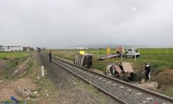 Tren hemzemin geçitte kamyonete çarptı