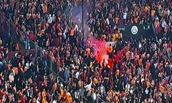 Galatasaray- Fenerbahçe derbisinde meşale taraftarların üstüne düştü