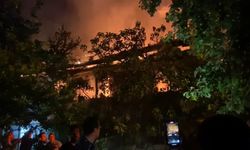 Yangın tüpü patladı, 2 ahşap bina alev alev yandı
