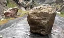 Yola düşen kayadan taksi şoförü son anda kurtuldu