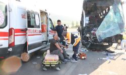 Yolcu otobüsüyle kamyonet çarpıştı: 17 yaralı
