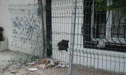 Arnavutköy'de otomobilin duvara çarpmasıyla faciadan dönüldü