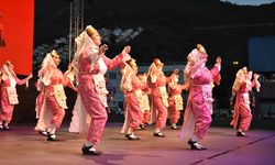 Balçova’da halk dansları topluluğundan keyifli gösteri