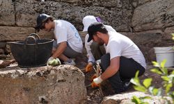 Gönüllü arkeologlar tarihin izlerini sürüyor