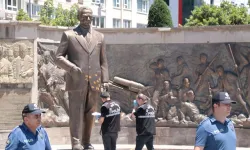 Atatürk Anıtı’na baltalı saldırı: 2 kişi gözaltına alındı